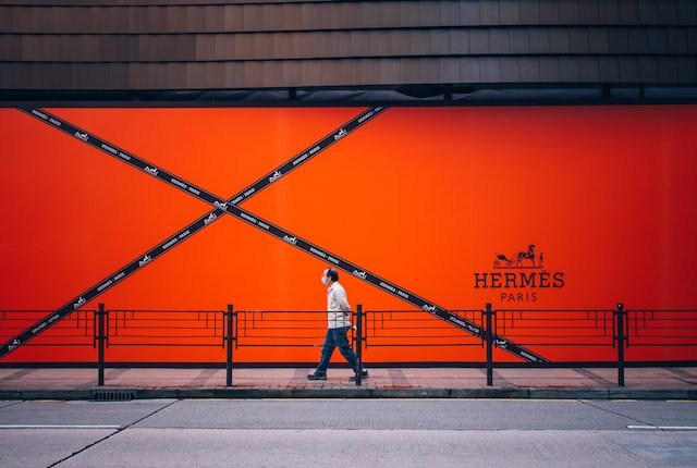 फ्रांस की कंपनी Hermes ने अपने हर कर्मचारी को दिया ₹ 3,50,000 से अधिक का बोनस